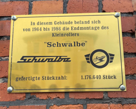 Gedenktafel am Geb&auml;ude zur fr&uuml;heren Endmontage des Simson-Kleinkraftrads Schwalbe in Suhl