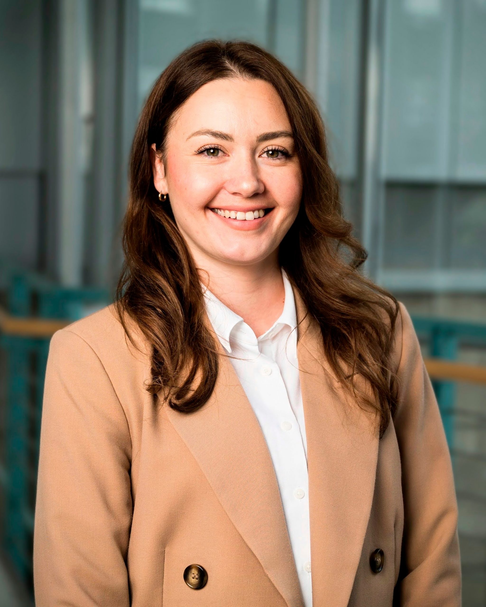 Portr&auml;tfoto einer Person in Business-Kleidung in einem hellen B&uuml;ro