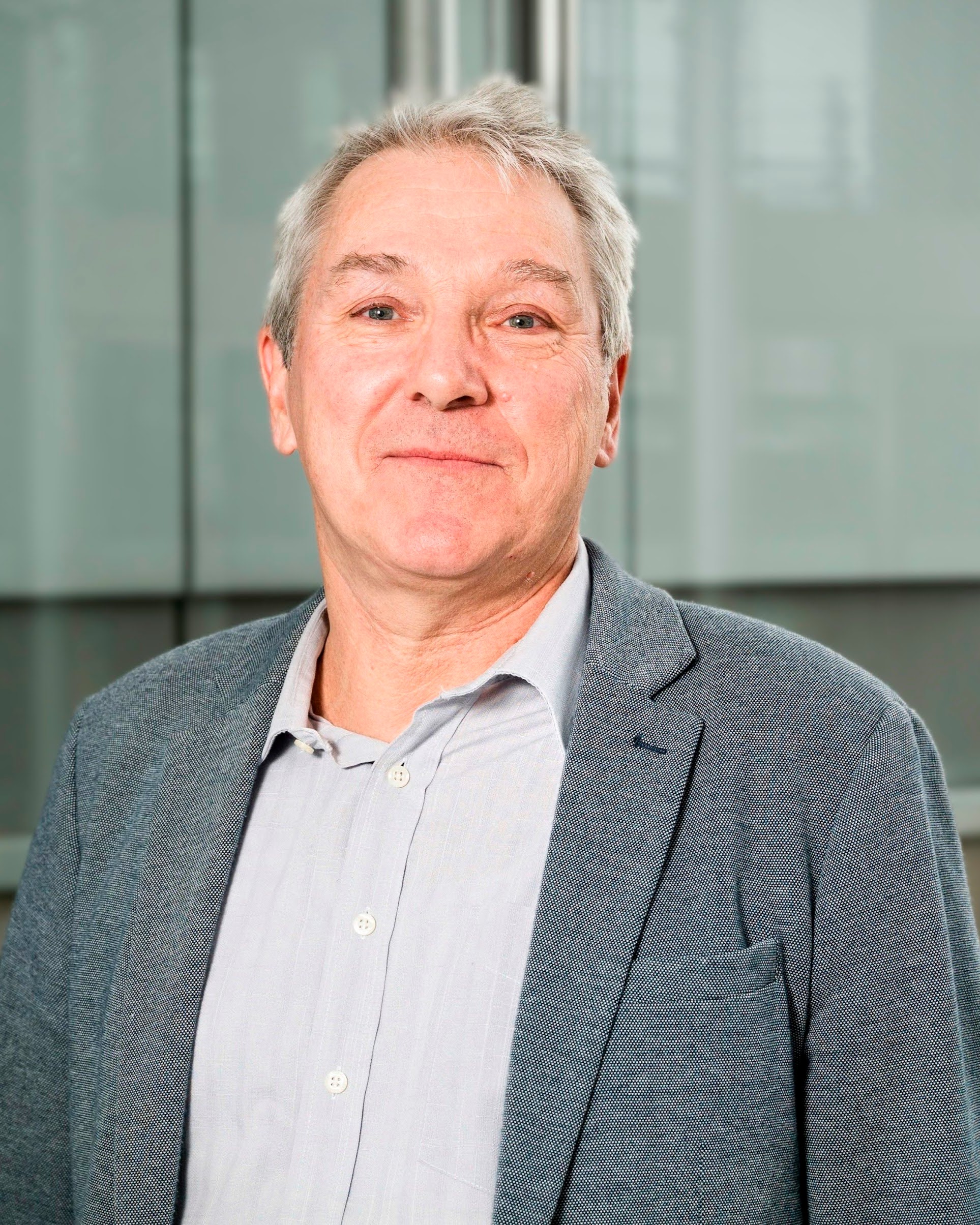 Portr&auml;tfoto einer Person in Business-Kleidung in einem hellen B&uuml;ro