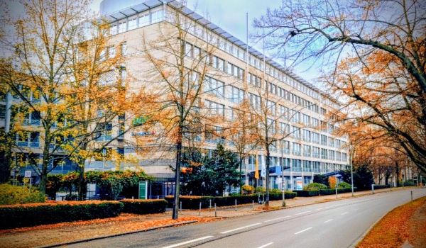 Verwaltungsgebäude der GESA am Schöneberger Ufer 89 in Berlin mit GESA-Firmenschild