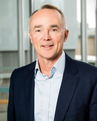 Porträtfoto einer Person in Business-Kleidung in einem hellen Büro