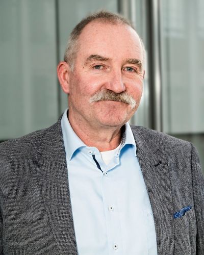 Porträtfoto einer Person in Business-Kleidung in einem hellen Büro